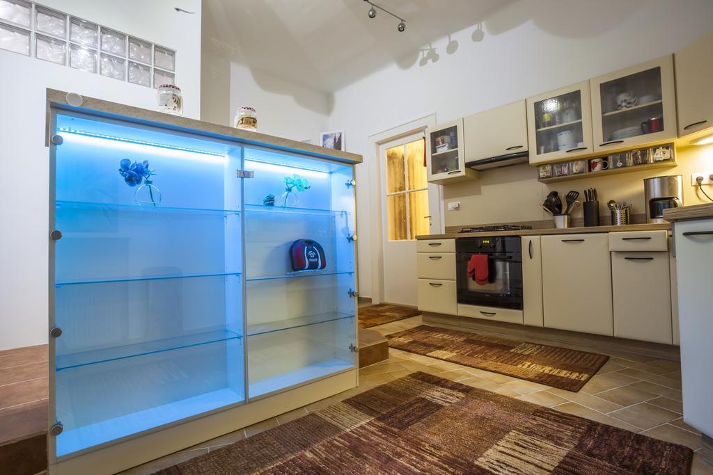 Luxury Air-Conditioned Rooms In Old Town Bratislava Esterno foto