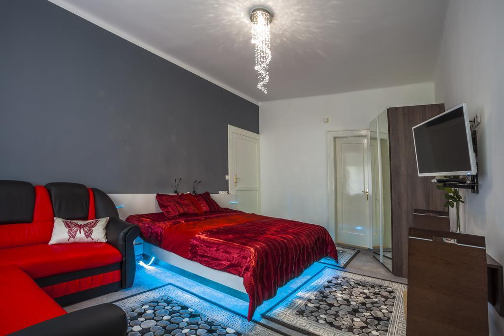 Luxury Air-Conditioned Rooms In Old Town Bratislava Esterno foto