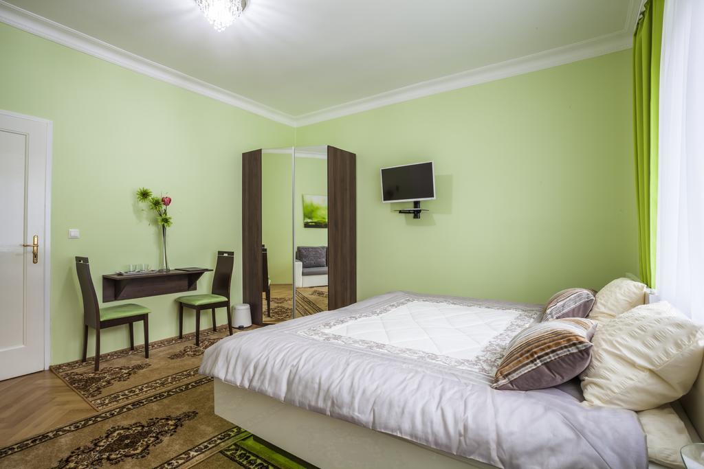 Luxury Air-Conditioned Rooms In Old Town Bratislava Esterno foto