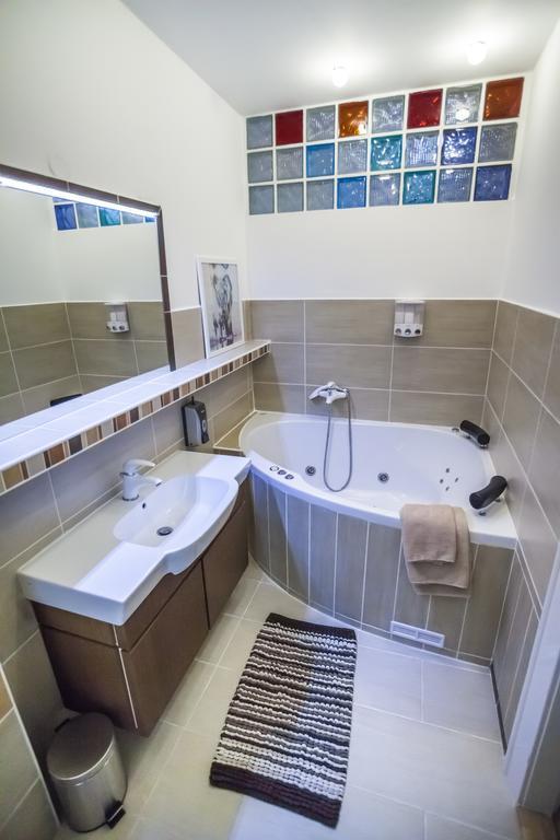 Luxury Air-Conditioned Rooms In Old Town Bratislava Esterno foto