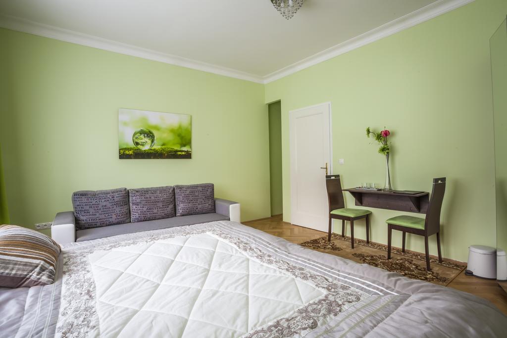 Luxury Air-Conditioned Rooms In Old Town Bratislava Esterno foto