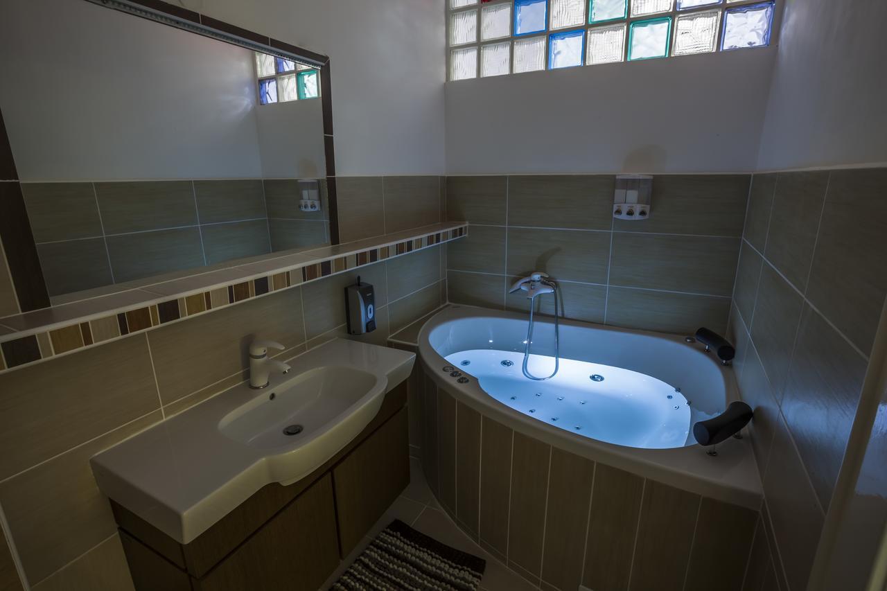 Luxury Air-Conditioned Rooms In Old Town Bratislava Esterno foto
